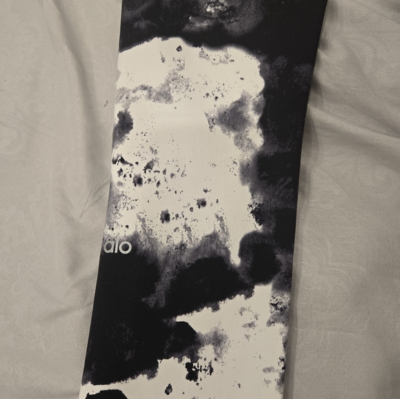 Black and White Tie-Dye Leggings - Picture 4 of 7